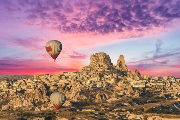 Horkovzdušný Balón Letí Nad Cappadocií Poblíž Hradu Uchisar Krásného Dramatického — Stock fotografie