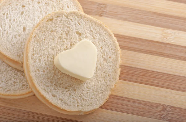 Tereyağı ekmek ve kalp şeklinde — Stok fotoğraf