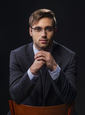 Yakışıklı genç adam portresi