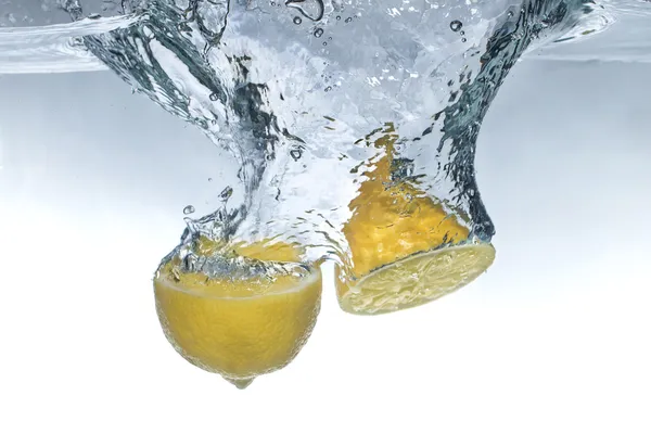 Limones y salpicaduras de agua — Foto de Stock
