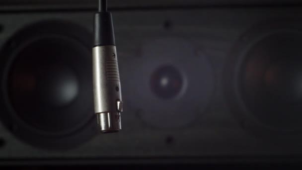 Kabel Mit Xlr Stecker Schwingt Raum — Stockvideo