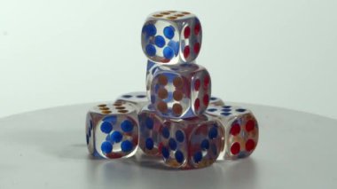 Bir turntable üzerinde hareket eden zarlar yığını