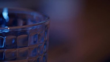 Gece kulübündeki müzik partisinde disko ışıkları olan bir kulüp içkisi.