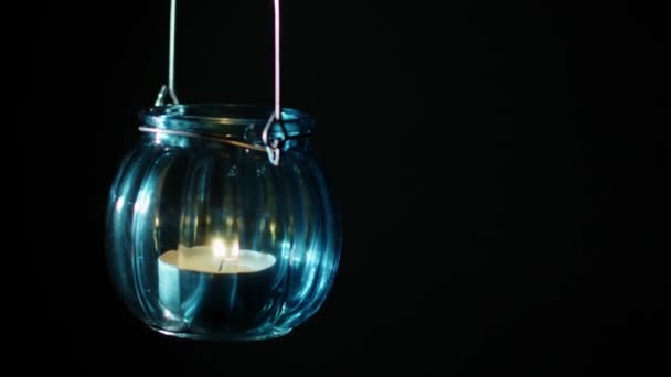 黑色背景上有蜡烛的玻璃烛台 — 图库视频影像