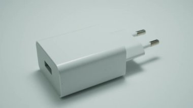 Pikapta hareket eden beyaz USB şarj aleti. Yükleme aygıtı