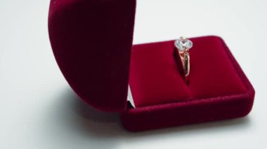 Pikapta hareket eden elmas yüzüklü kırmızı kutu.