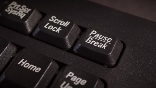 按计算机键盘上的手指按钮 Pause — 图库视频影像