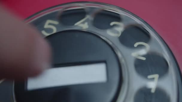 Telefon Ahizesini Kaldıran Eski Kırmızı Bir Pervanenin Numarasını Çeviren Elin — Stok video