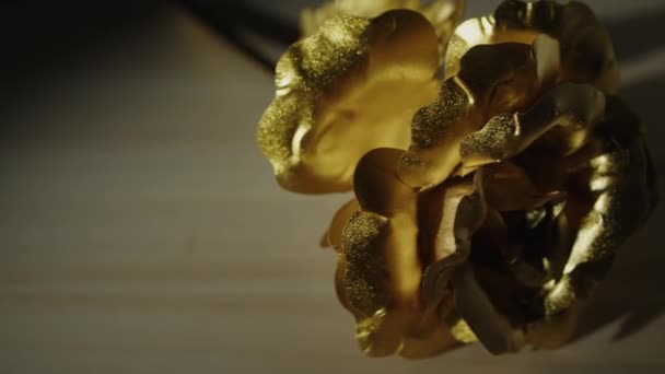 Złoty Metalowy Kwiat Róży Poruszający Się Gramofonie — Wideo stockowe