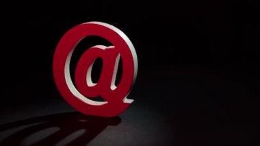E- posta sembolü siyah arkaplanda kırmızıdan yeşile, maviye renk değiştirir