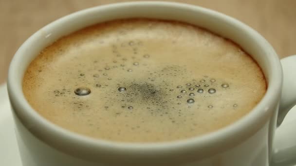 Bovenaanzicht Van Persoon Hand Toevoegen Van Suiker Roeren Koffie Espresso — Stockvideo