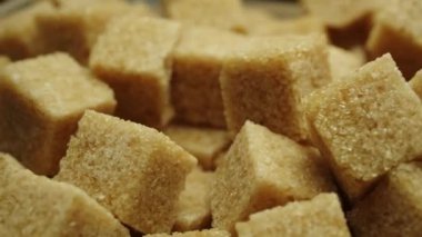 Dönen kahverengi şeker küpleri. Pikapta hareket eden esmer şeker küpleri