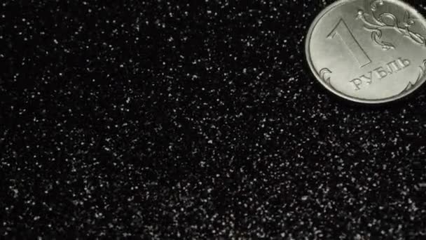 黑色闪光背景的俄罗斯卢布硬币在转盘上移动 — 图库视频影像