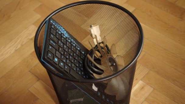 Eski Bilgisayar Aygıtlarını Çöp Kutusuna Atmak Için Yakın Plan Elektronik — Stok video