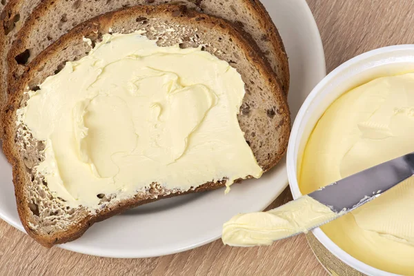 パンとバター パンにバターを広げるナイフ — ストック写真