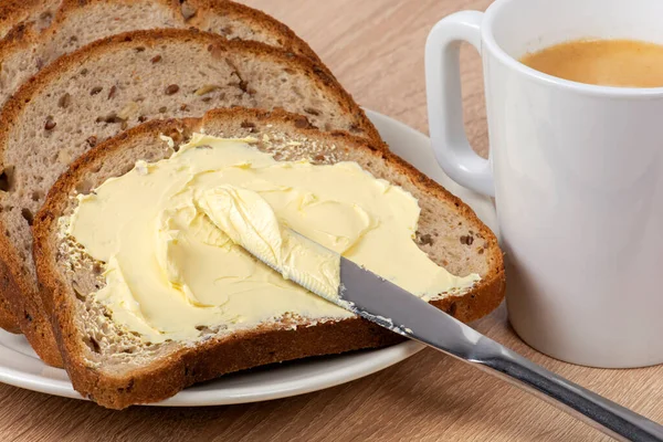 Brood Boter Een Mes Dat Boter Brood Strooit — Stockfoto