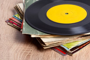 Eski vinil kayıtlar ahşap zemin üzerine yığını