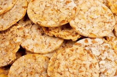 Arkaplanda çok tahıllı atıştırmalık yığını