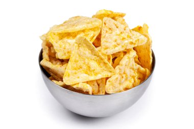 Beyaz arka planda izole edilmiş paslanmaz çelik kasede mısır atıştırması.