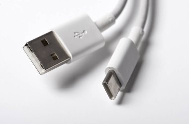beyaz arkaplanda beyaz USB tip-C şarj kablosu