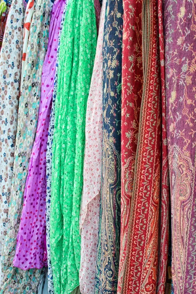 Kolorowe jedwabne szaliki — Zdjęcie stockowe