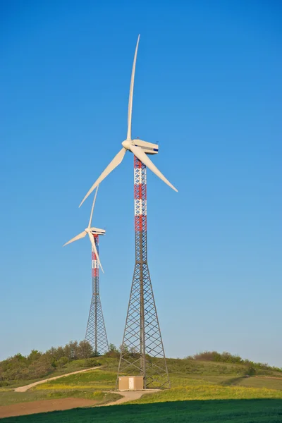 Wieże turbin wiatrowych — Zdjęcie stockowe