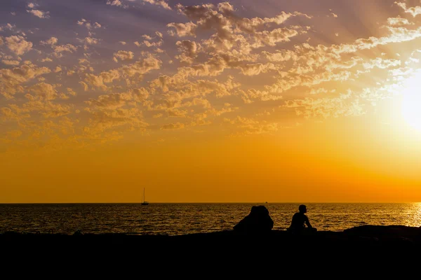 Uomo sulla barriera corallina al tramonto — Foto Stock