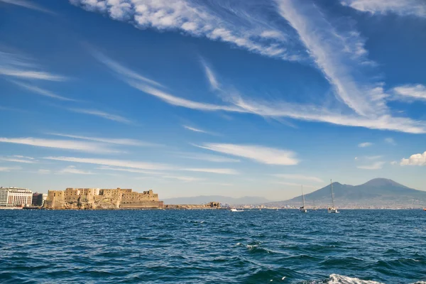 ベスビオ山と海からの城 — ストック写真