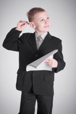 düşünceli bir görünüm ile çocuk