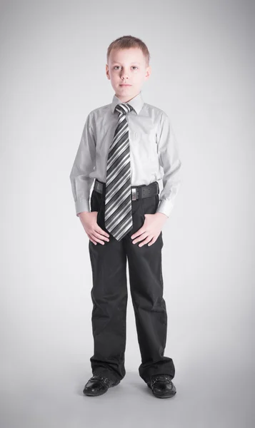 Мальчик с длинным галстуком — стоковое фото