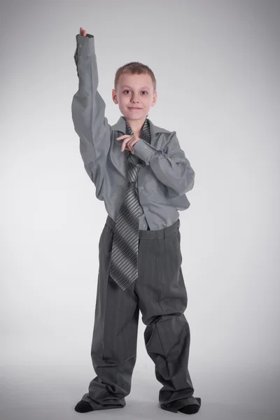 Jongen in grote shirt — Stockfoto