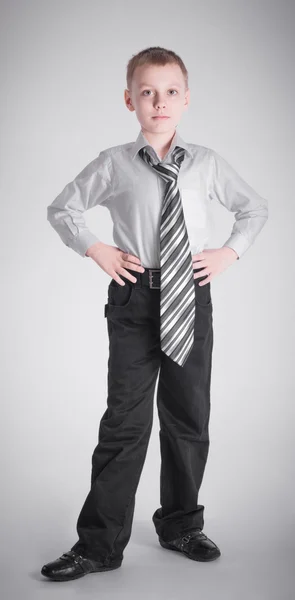 A boy stands — Stock Photo, Image