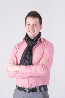 gülümseyen bir adam