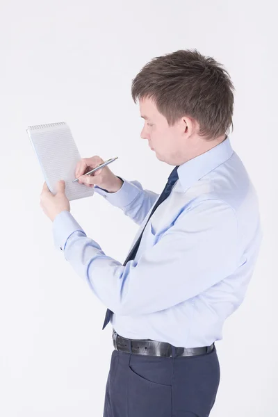 Человек пишет в тетрадке — стоковое фото