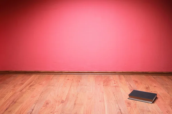 本书躺地板红墙 — 图库照片