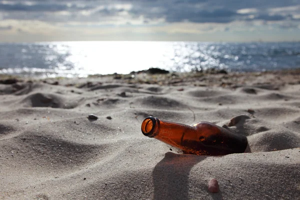 Бутылка на пляже море и небо — стоковое фото