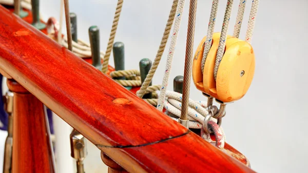 Lodní lanoví na staré jachtě — Stock fotografie