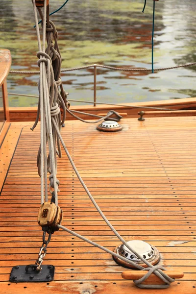 Lodní lanoví na staré jachtě — Stock fotografie