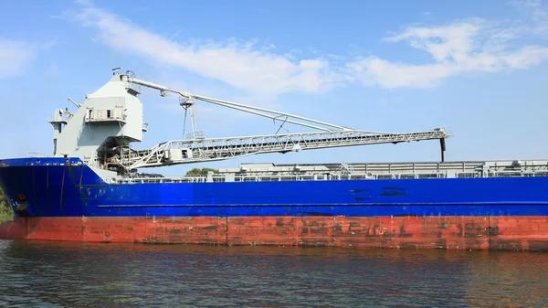 Cranes in a port, unloading a ship — Stock Photo, Image