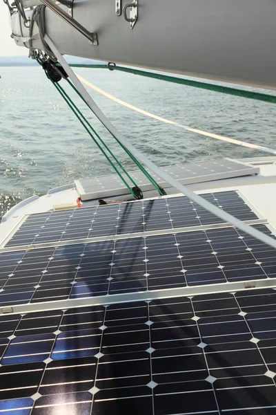 Zonnepanelen opladen van accu's aan boord van zeilboot — Stockfoto