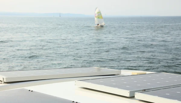 Sonnenkollektoren laden Batterien an Bord von Segelbooten — Stockfoto