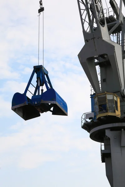 Blauwe poort kraan terminal zeehaven — Stockfoto