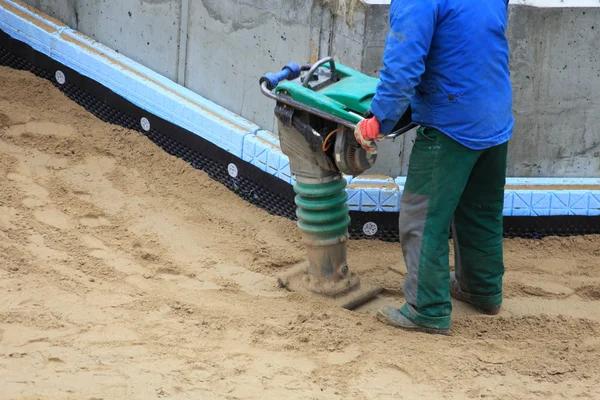 Trabalhador no local de trabalho com ferramenta de compressão — Fotografia de Stock