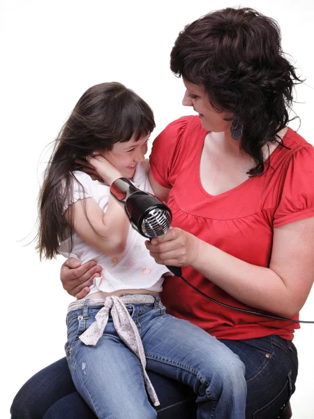 Женщина и дочь Маленькая девочка сушит волосы изолированы — стоковое фото