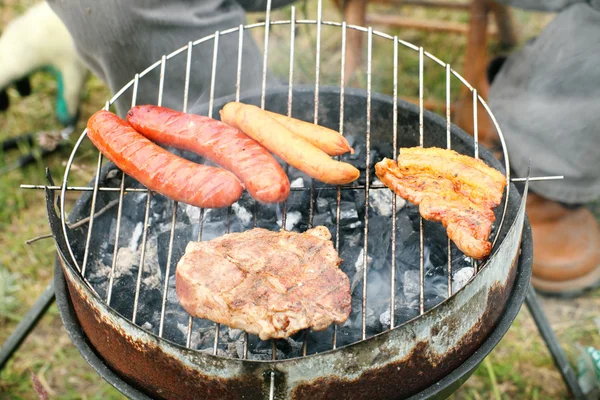 Máglya tábortűz tűz, lángok, grillezés steak grill — Stock Fotó
