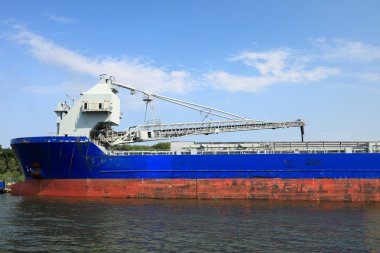 bir limanda bir gemi boşaltma Vinçler