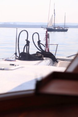 tekne porthole yelkenli görünümü mavi okyanus deniz gökyüzü ufukta