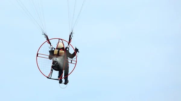 Låg syn på en motor paraglider himmel — Stockfoto