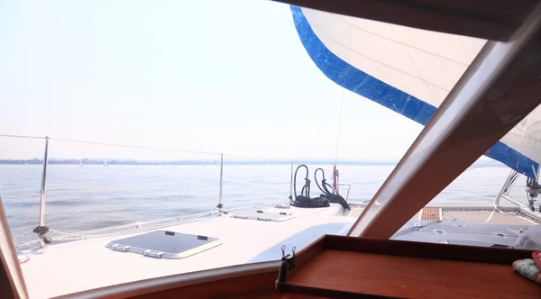 Boat porthole sailboat view blue ocean sea sky horizon — Stock Photo, Image