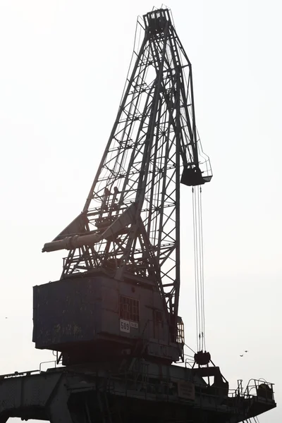 Roter Hafenkran im Seehafen — Stockfoto